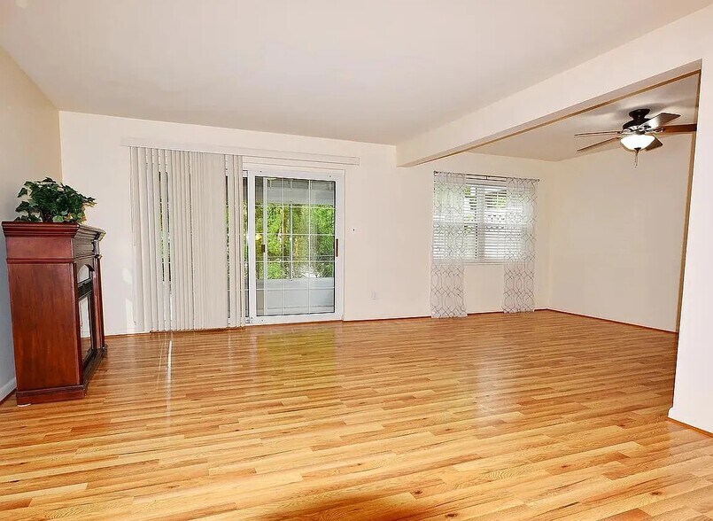 Living Room - 428 Montemar Ave