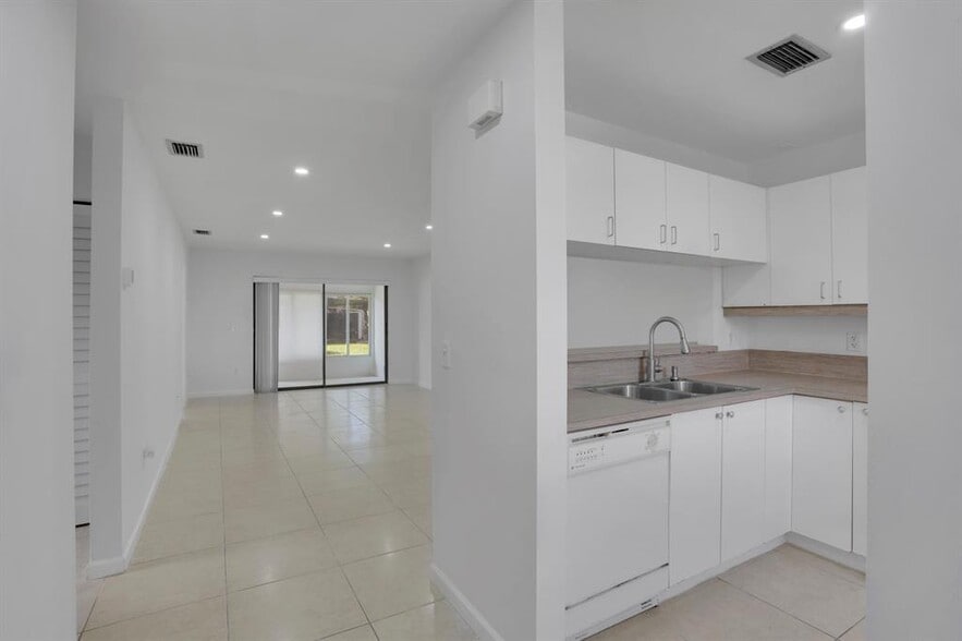 Building Photo - 315 NW 36th Ave