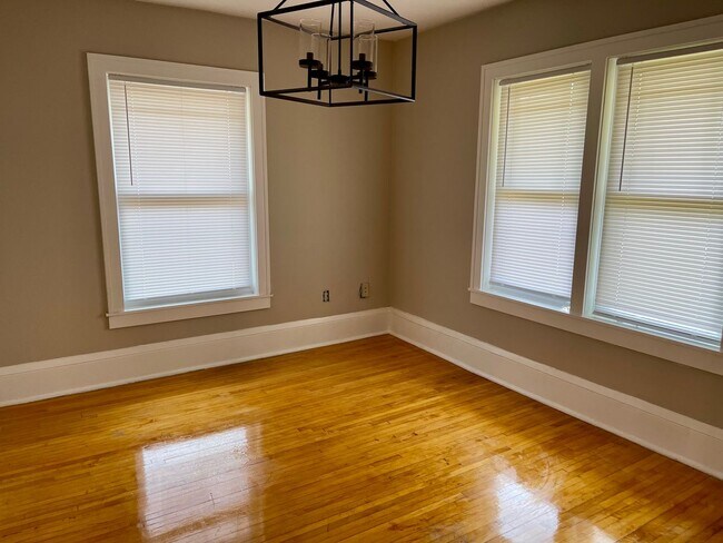 Building Photo - Immediate Move In or Nov 1st Beautiful 3 B...
