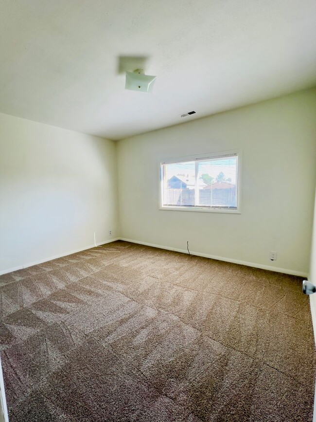 Building Photo - Newly remodeled cozy home. Minutes from 1-...