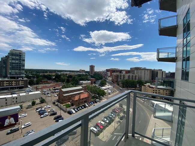 Building Photo - Large 2 bedroom 2 1/2 bath condo at One Li...