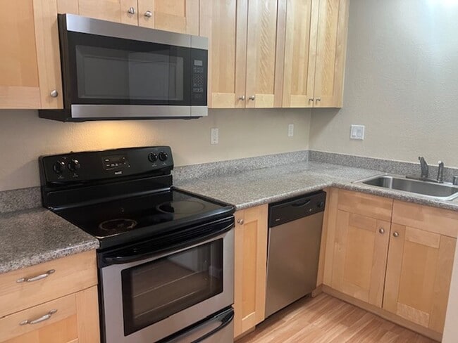 Building Photo - Great One Bedroom Condo in Monterey