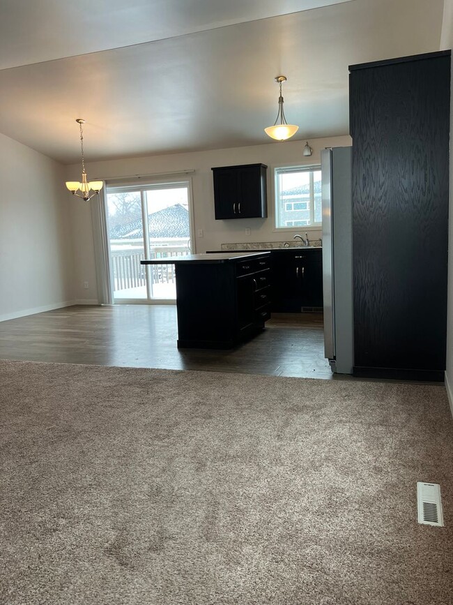 Building Photo - 4 Bed 3 Bath