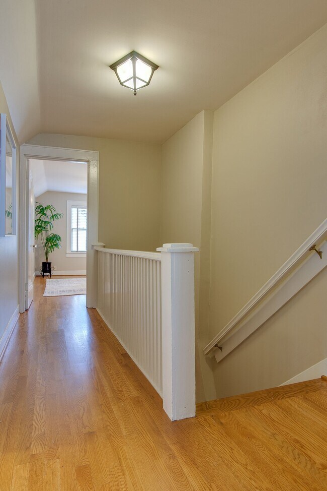 Building Photo - 2610 Woodlawn Dr