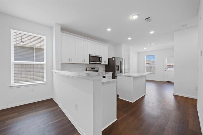 Building Photo - 25849 Hedgerow Dr