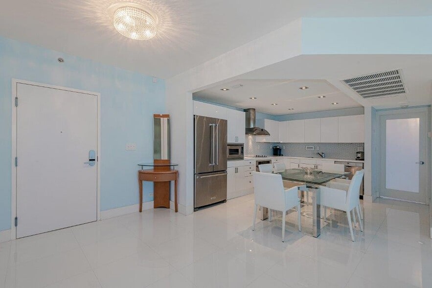 Building Photo - 2301 Collins Ave