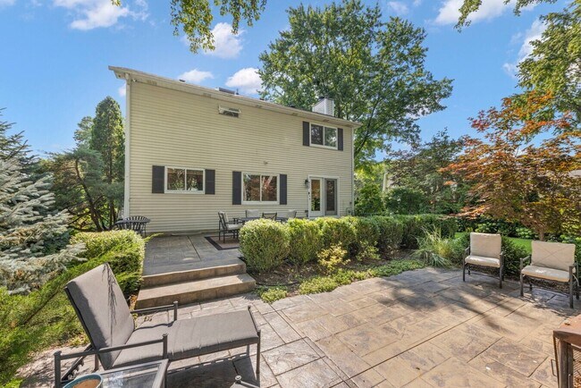 Building Photo - 10S160 Alma Ln