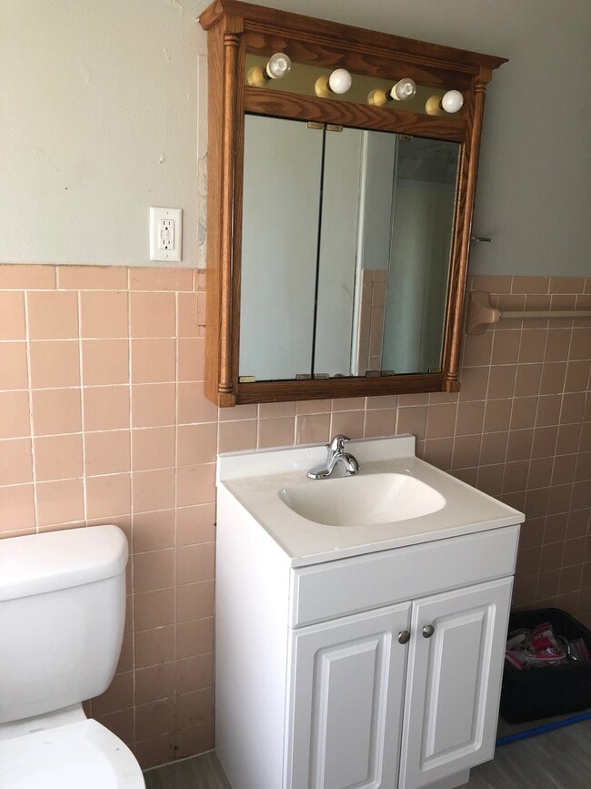 Full Bathroom - 416 S 17th St