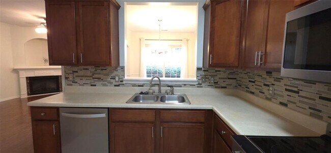Building Photo - 561 Woodland Park Terrace