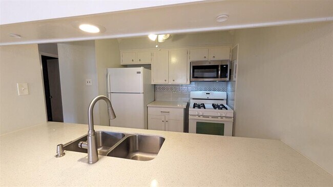 Building Photo - 44 W Tri Oaks Ln