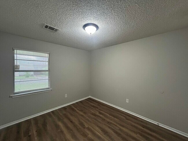 Building Photo - Limited Time Special Offer / 3 Bed/1.5 Bath Home with Carport / Pet-Friendly / Coming Soon!