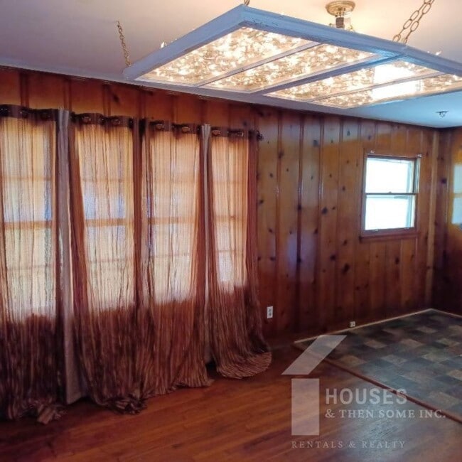 Building Photo - 136 Forest Hills Dr