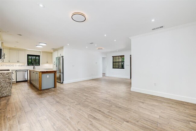 Building Photo - 7620 SW 59th Ave