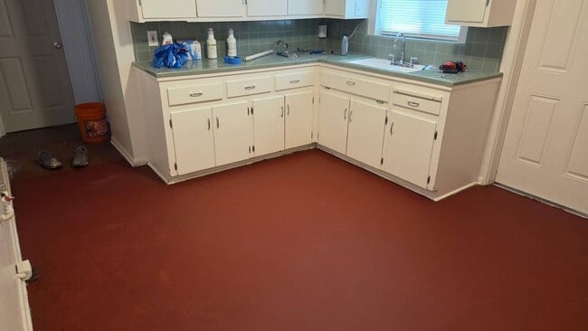 Building Photo - Recently Remodeled Gem! Steps Away from U of A Main Campus!