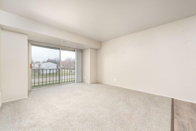 Building Photo - Everett Apartments - 119-07