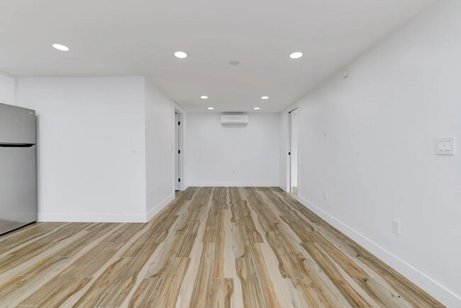 Building Photo - This unit offers a cozy and private 1-bedr...