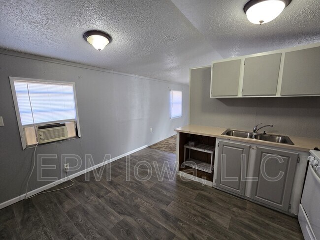 Building Photo - 700 W Ridgeway Ave