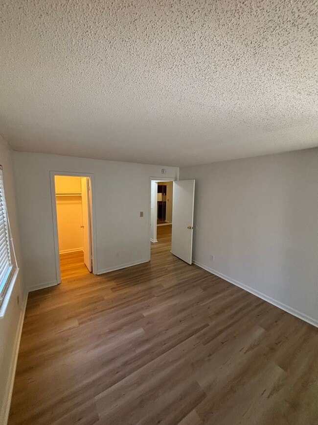 Building Photo - 562 Candle Ln