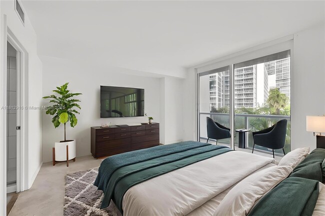 Building Photo - 500 Brickell Ave