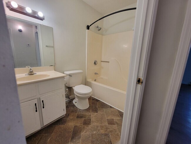 Building Photo - 2 bed 1 bath in Bogart!