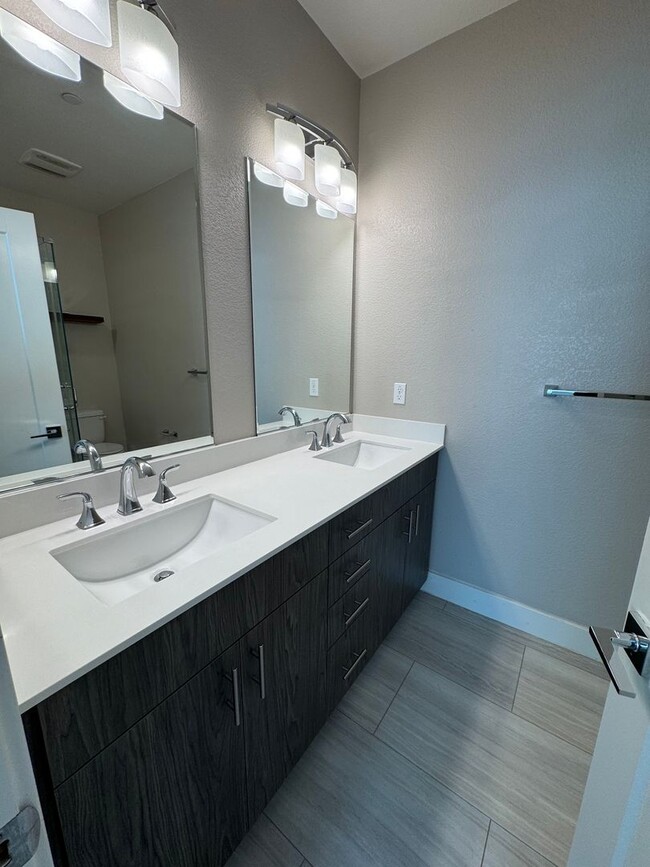 Building Photo - Work Downtown?