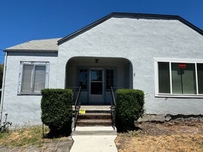 Building Photo - Downtown Roseburg 2 bedroom home