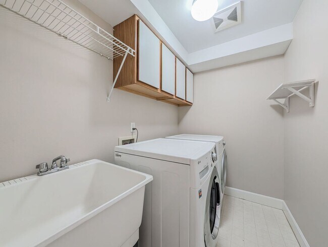 Building Photo - Modern and Elegant 3 Bed 2.5 Bath Home Featuring Luxury Finishes & 3-Car Garage!