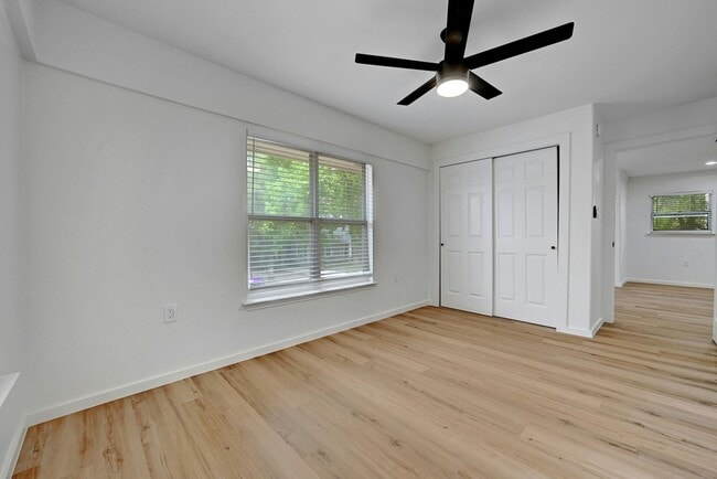 Building Photo - Top of the line 6 bed in West Campus!!! 1913!!!