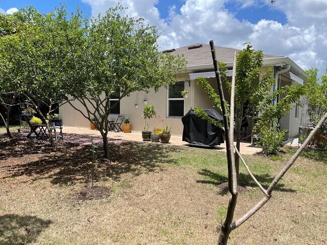 Building Photo - 690 Hadley Pl E