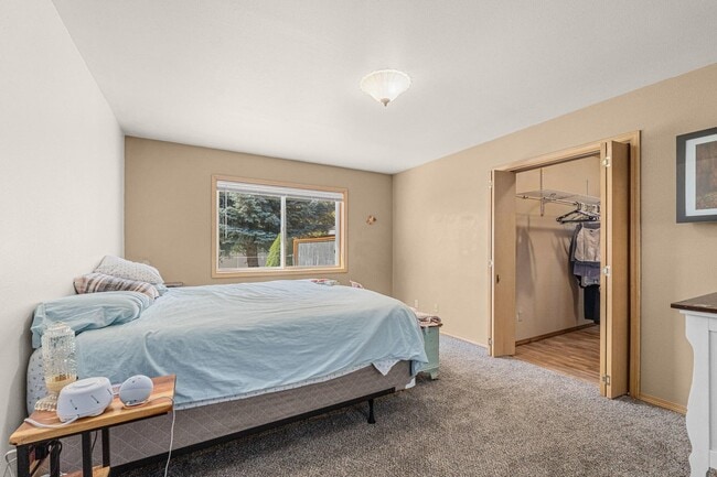 Building Photo - 1005 N 3rd St E