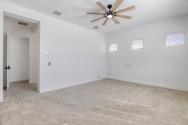 Building Photo - 8723 W Vista Ave