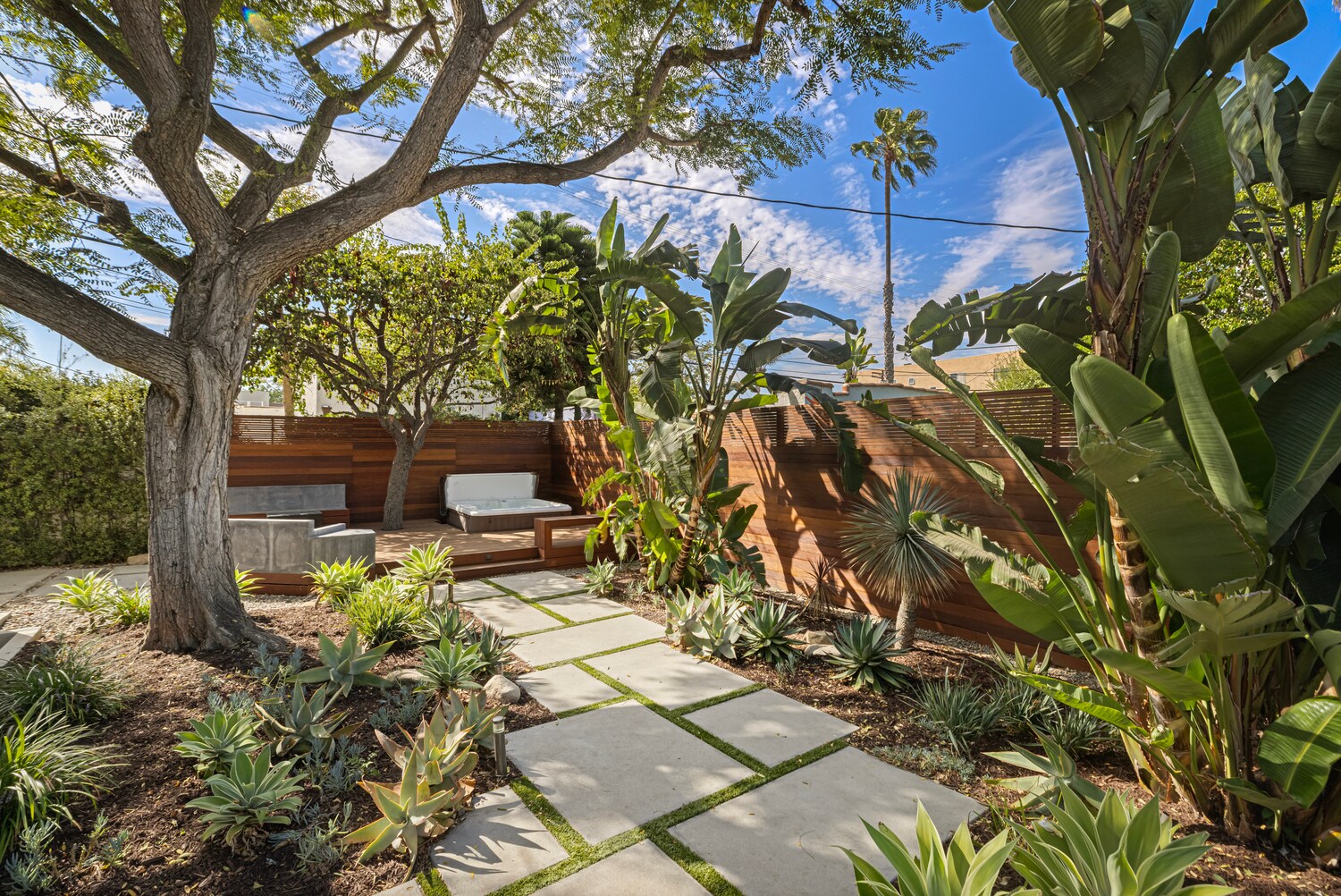 Building Photo - 1169 S Sierra Bonita Ave