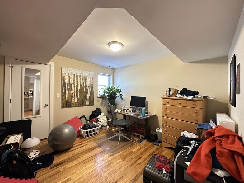 Building Photo - 3345 N Southport Ave