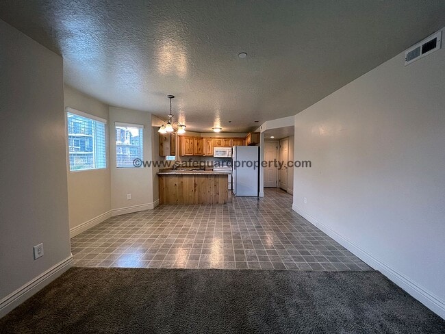Building Photo - Wonderful 3 Bedroom Condo in Sandy