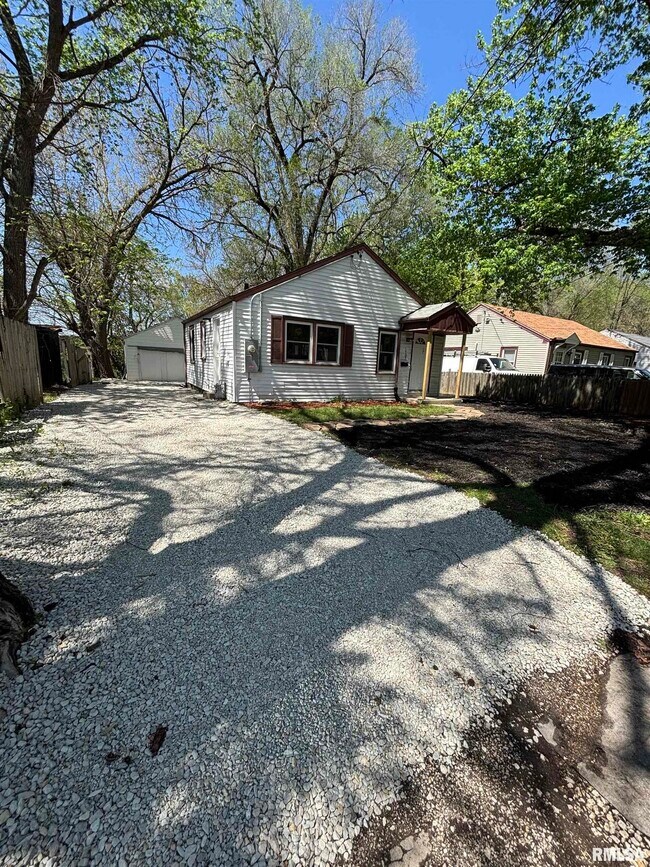 Building Photo - 1703 N Valley Ave
