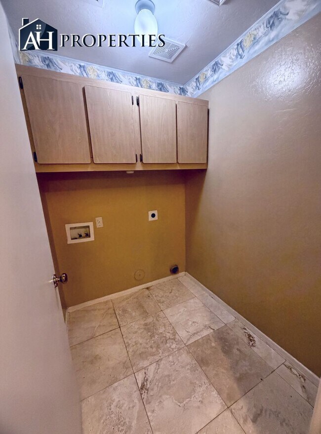 Building Photo - 9543 W Sunnyslope Ln
