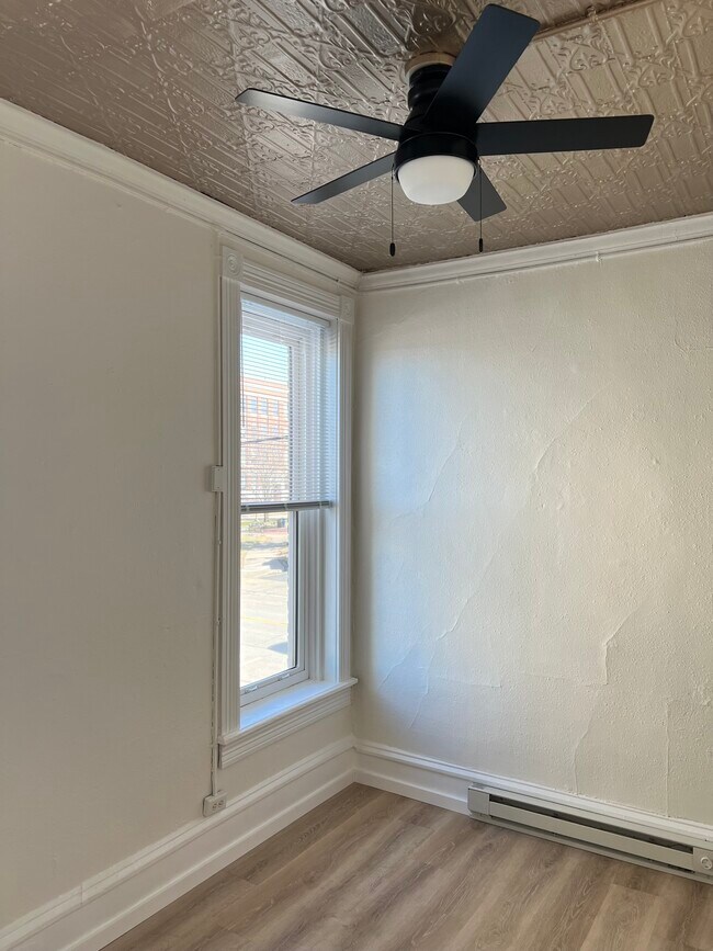 Building Photo - 113 Main St E