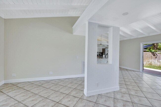 Building Photo - 1733 SW 5th Ct