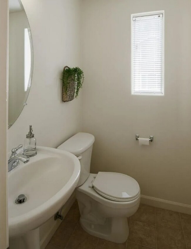 Building Photo - 2-Bedroom Beaverton Condo with Private En-Suite Bathrooms, Open Floor Plan, Private Balcony & Att...