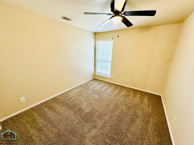 Building Photo - Big & Beautiful 5 bed/3.5 bath 2 Story home that's conveniently located to Randolph AFB