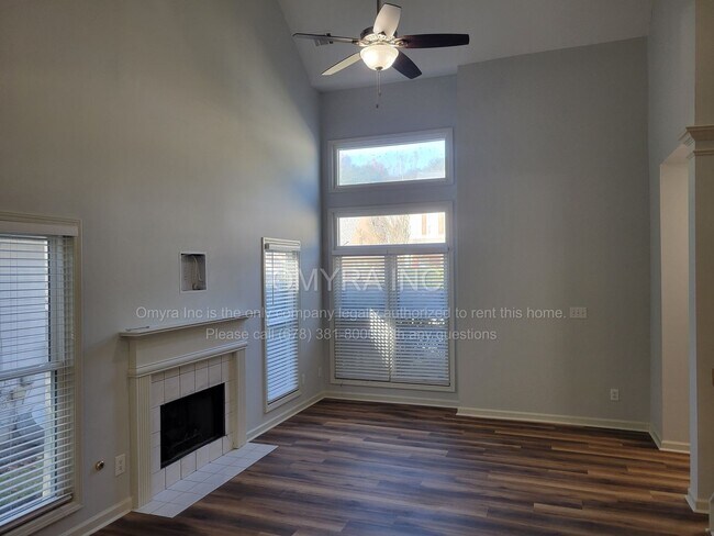 Building Photo - Gorgeous Newly Renovated 3 Bedroom House i...