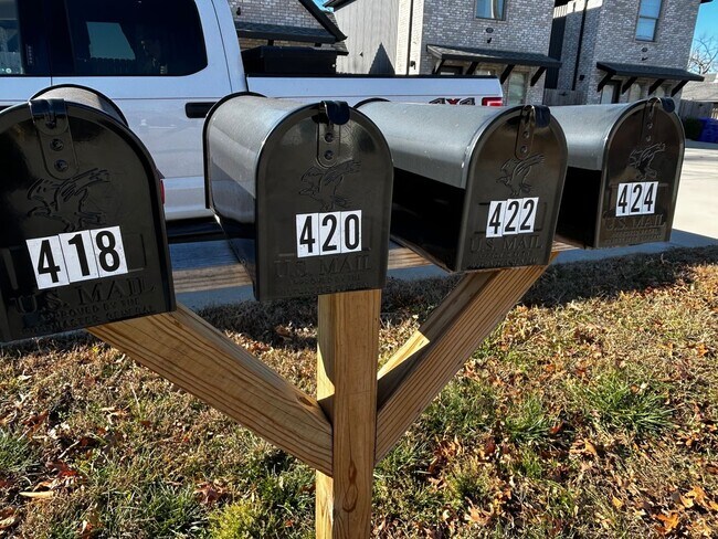 Building Photo - Water included - 1 Bed 1 Bath Near Downtown Rogers