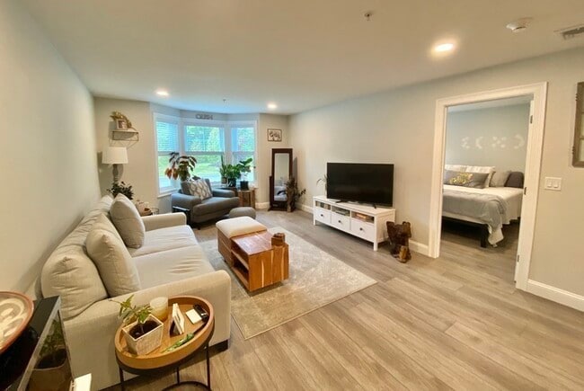 Building Photo - 949 State Rd