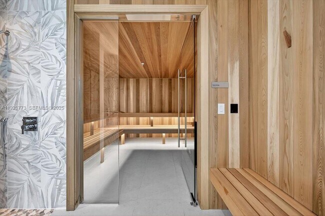 Building Photo - 700 NE 24th St