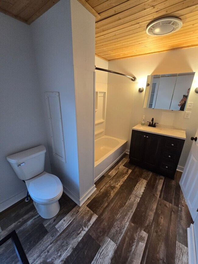 Building Photo - Beautiful 4 bed / 2 bath with garage and fenced yard on north side!