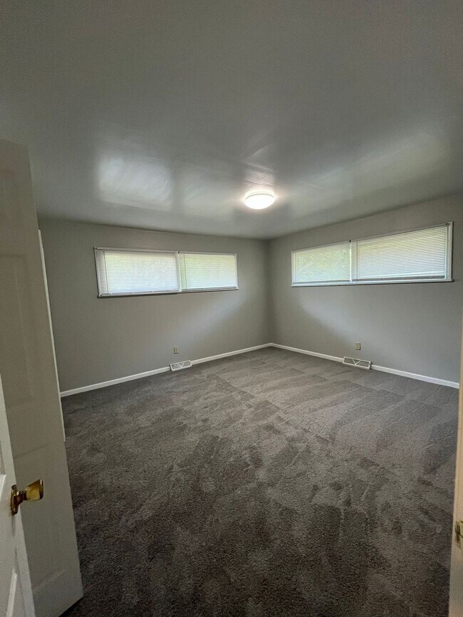 Building Photo - WOW! This is a Home! 3-bedroom, 1-bath hom...
