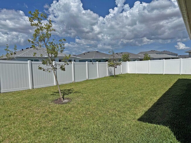 Building Photo - 14135 SW Safi Ter