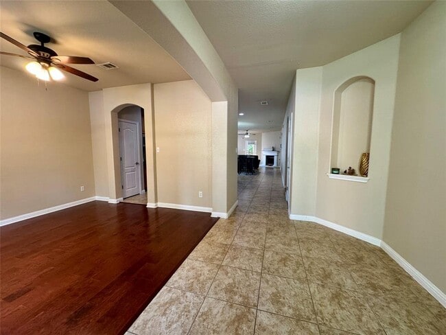 Building Photo - 205 Saddle Ridge Dr