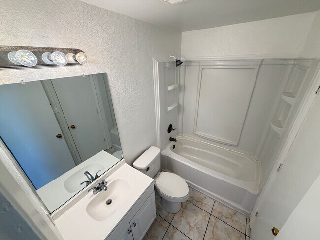 Building Photo - Charming 3 Bd/1 Ba Home with Spacious Backyard & Prime Location!
