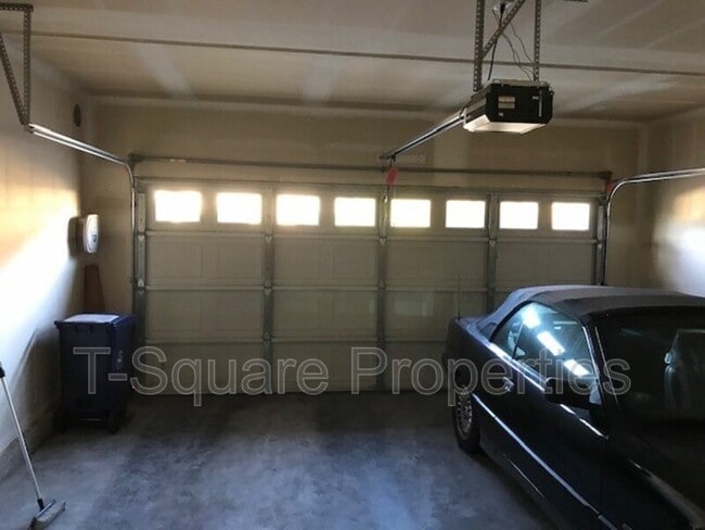 Building Photo - 13824 N Creek Dr